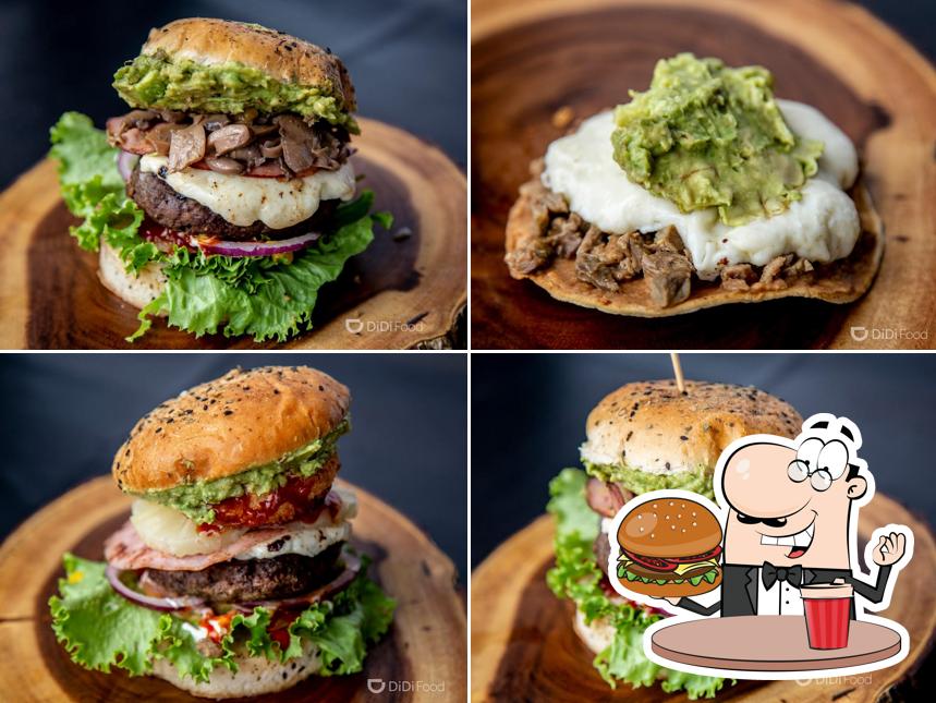 Degusta una de las hamburguesas que sirven en El Meme San Nicolas