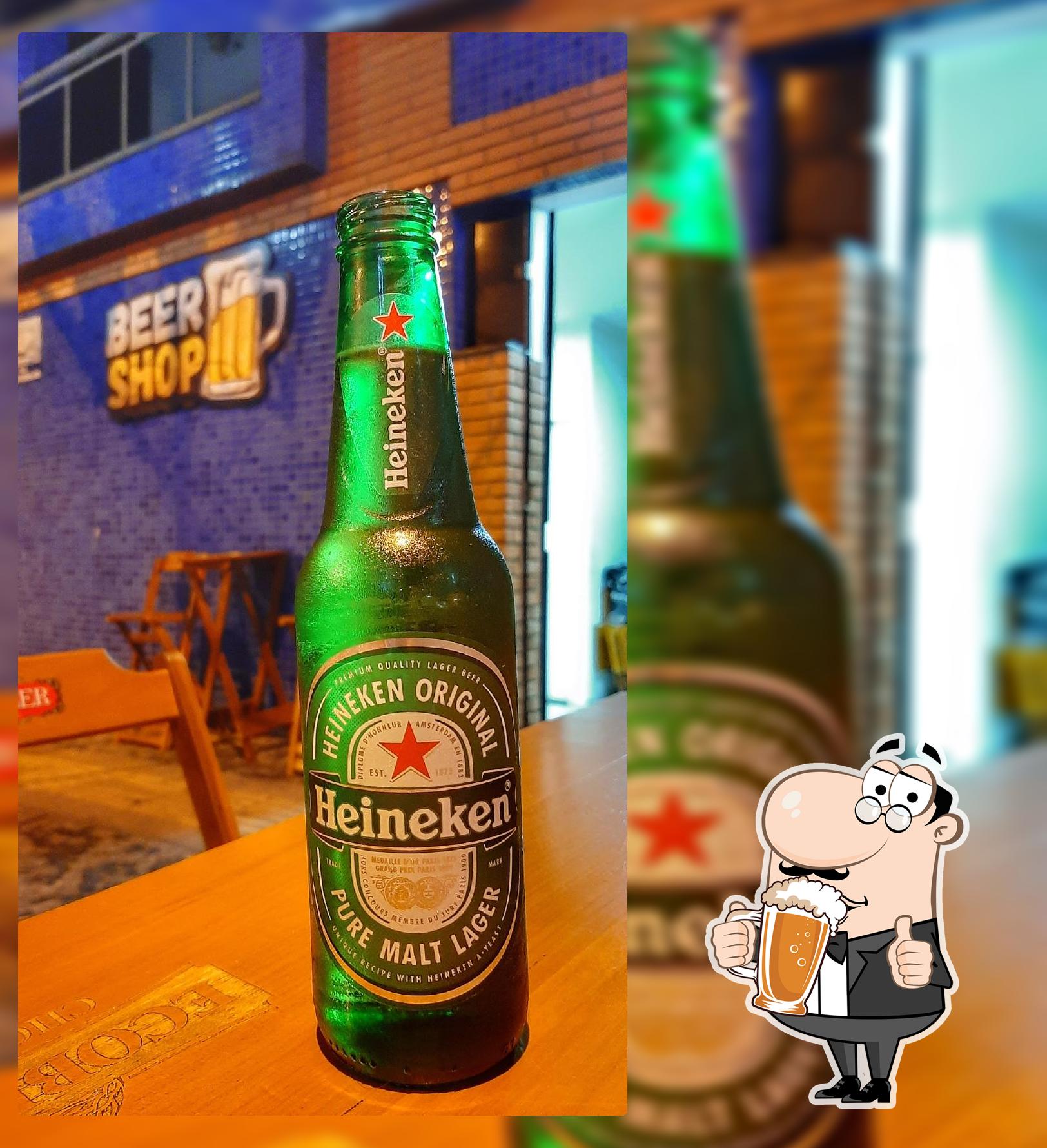 Desfute um copo de cerveja leve ou escura