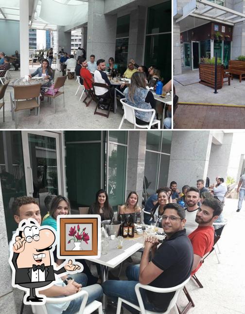 Sente em uma das mesas no Gosttoreli