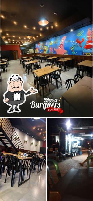 O interior do Maxx Burguers