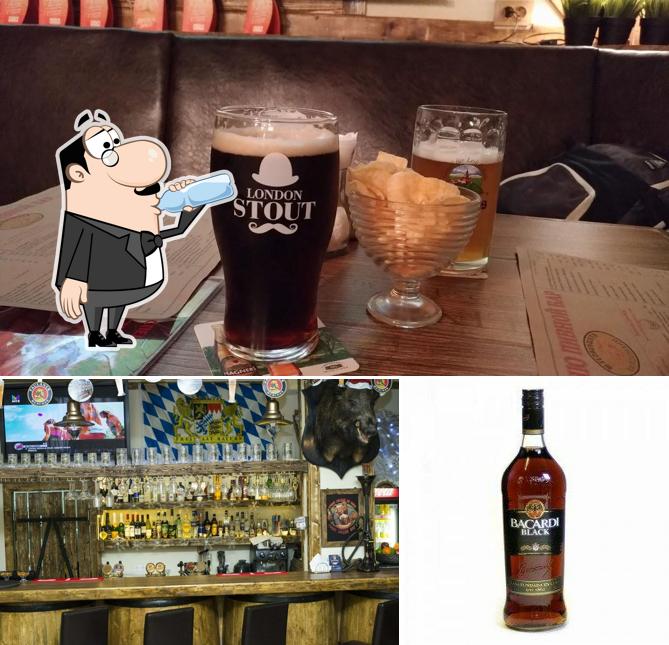 Parmi les diverses choses de la boire et la comptoir de bar, une personne peut trouver sur Wildschwein