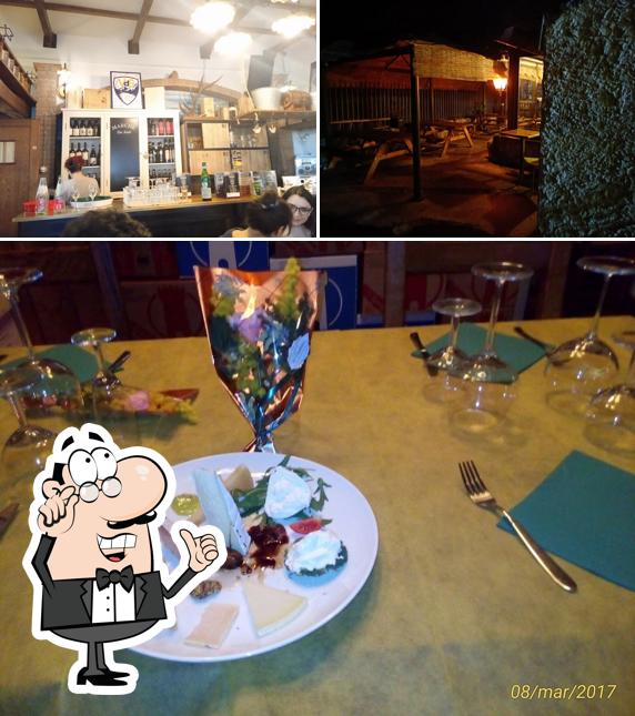 Siediti a un tavolo di Ristorante pizzeria auff!