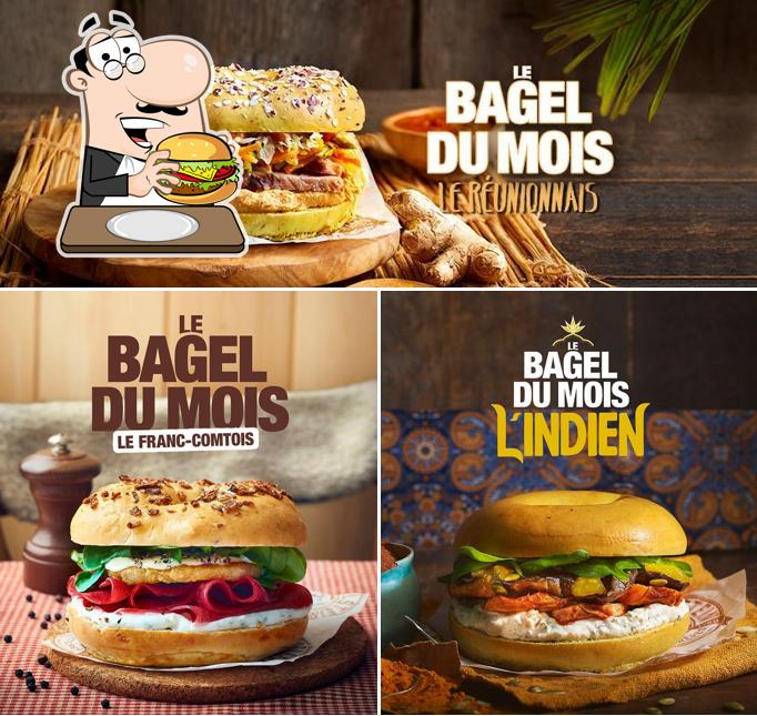 Concediti un bell'hamburger a BAGELSTEIN • Bagels & Coffee shop