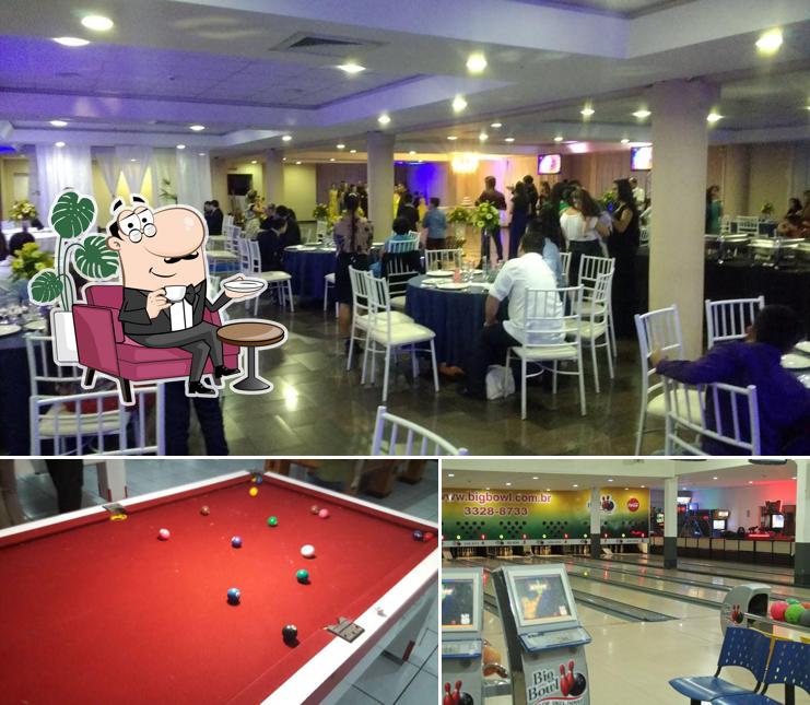 Sente em uma das mesas no Boliche Big Bowl