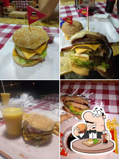 Delicie-se com um hambúrguer no Medivas Burguer
