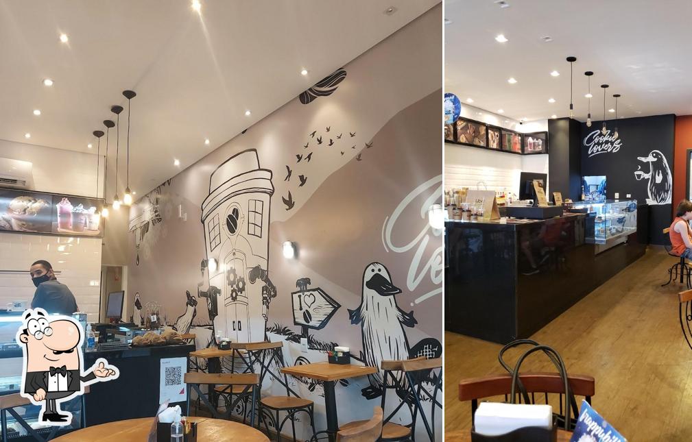 O interior do Duckbill - Cookies & Coffee BH