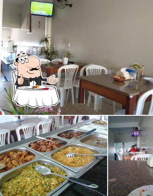 Entre diversos coisas, mesa de jantar e comida podem ser encontrados no Restaurante Familiar