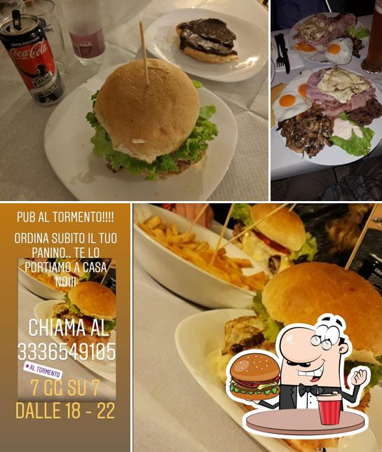 Ordina uno dei tipi di hamburger disponibili a Paninoteca Tormento