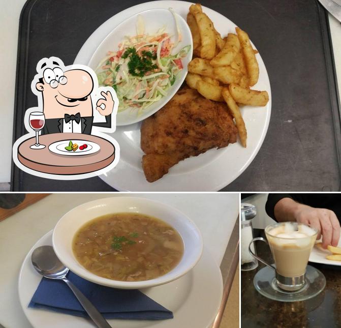 Mira las fotografías que muestran comida y bebida en Golden Point Cafe