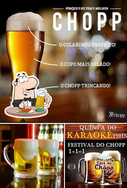 Desfute uma tulipa de cerveja leve ou escura