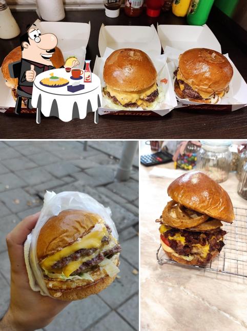 Commandez un hamburger à Just Burgers 'N Waffles