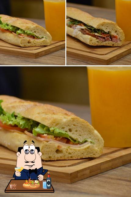Pide un sándwich en Café Amigoes