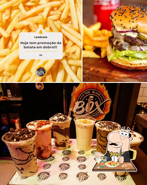 A foto do The Black Box Burger’s comida e bebida