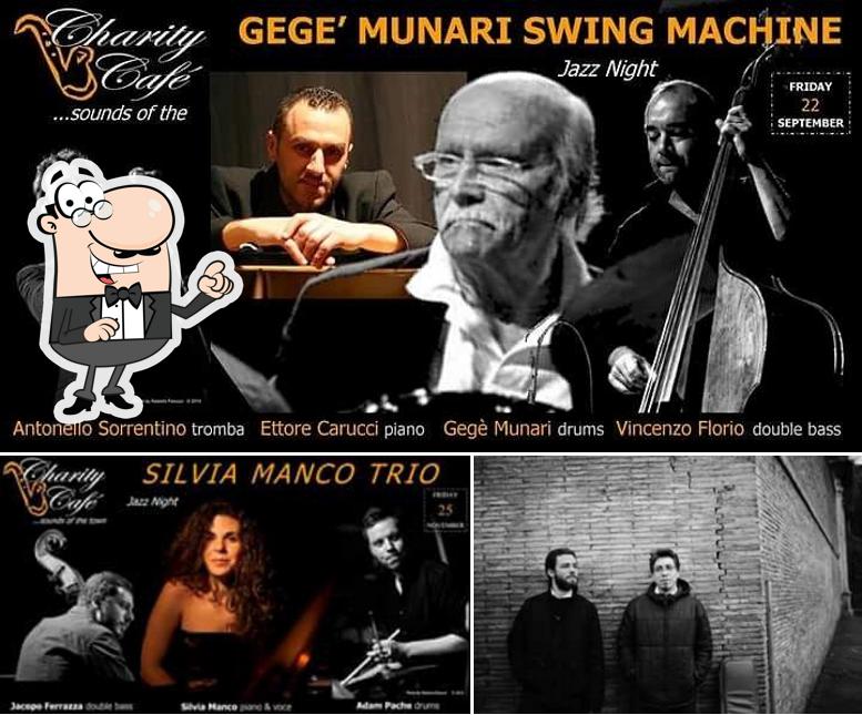 Charity Café Jazz & Blues Club si caratterizza per la interni e esterno