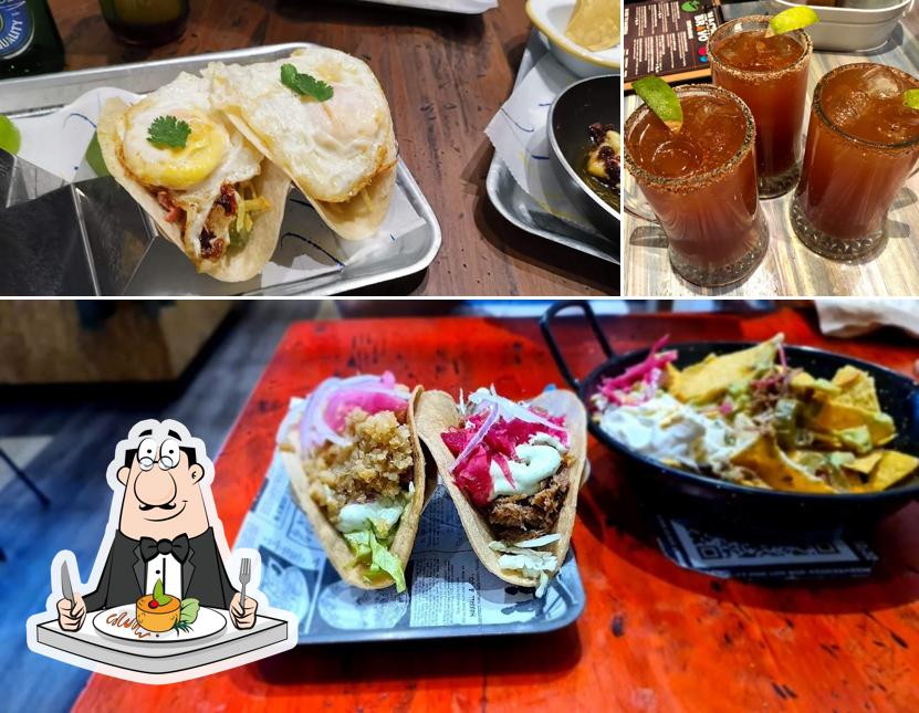 Это фотография, где изображены еда и напитки в Nacho Bravo Taquería