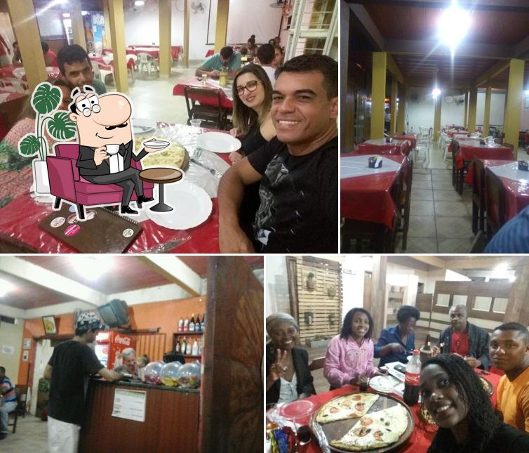 Sente em uma das mesas no Pizzaria Recanto das Massas