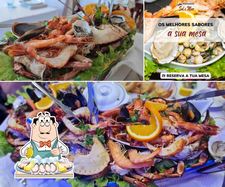 Try out different seafood items served at Marisqueira Sol & Mar