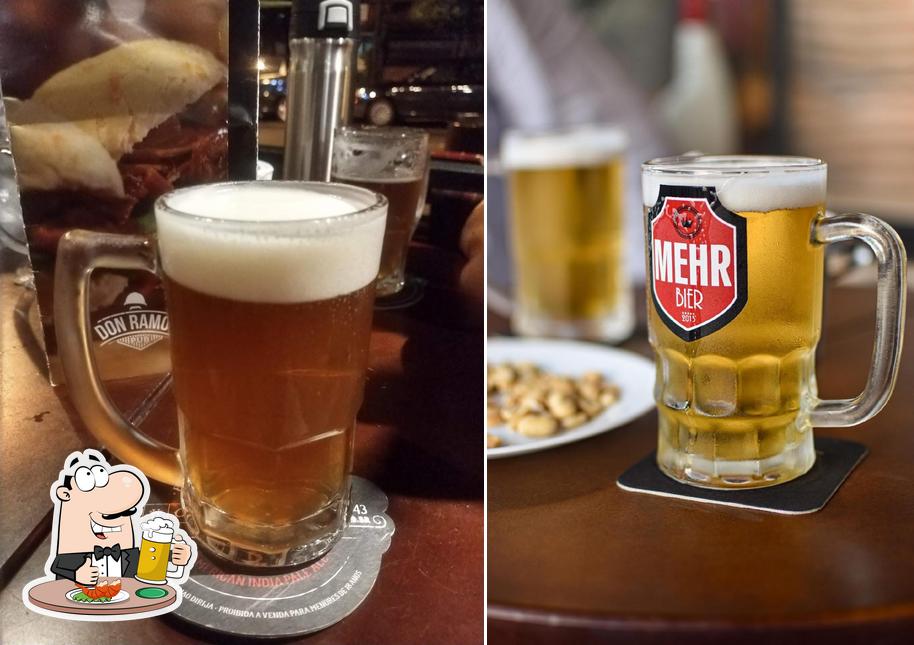 Desfute uma tulipa de cerveja leve ou escura