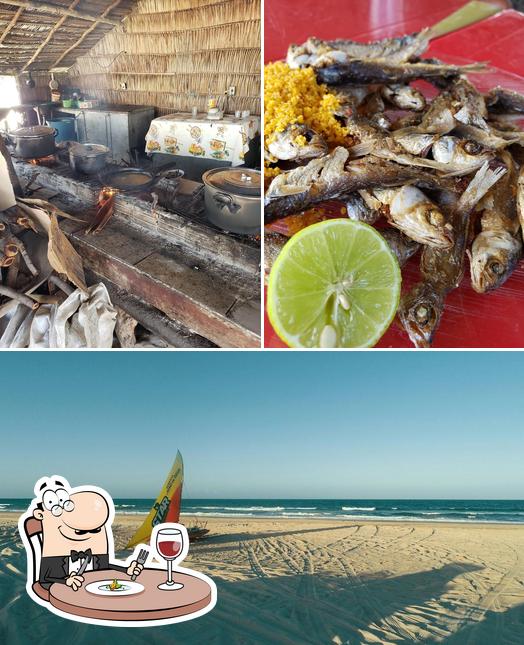 Esta é a imagem mostrando comida e exterior no Barraca João De Deus do Batoque