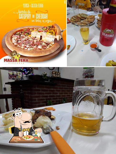 Entre diversos coisas, comida e cerveja podem ser encontrados a Pizzaria Massa Fera