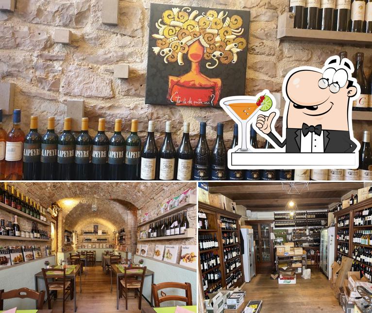 Tra le diverse cose da Ristorante Enoteca Drinking Wine si possono trovare la bevanda e interni