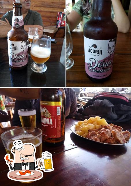 Desfute um copo de cerveja leve ou escura