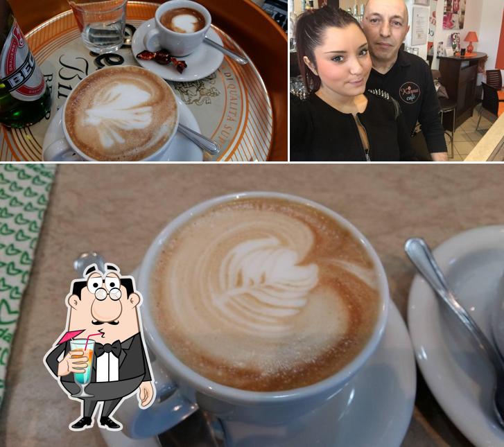 Questa è la foto che mostra la bevanda e interni di Karma Cafè