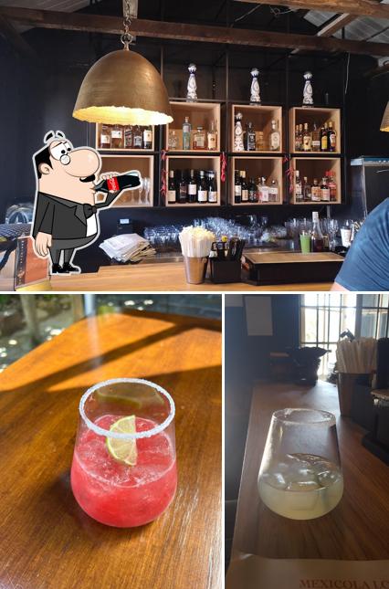 Mexicola Locale se distingue por su bebida y barra de bar
