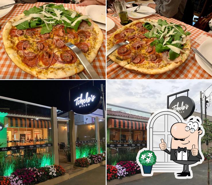 A imagem a Tchelo's Pizza’s exterior e comida