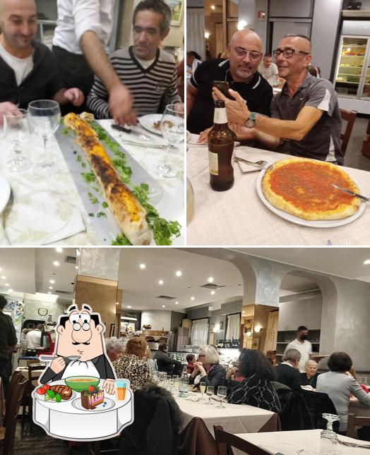 Tra le diverse cose da Pizzeria Ristorante Il Cerchio di Melek si possono trovare la tavolo da pranzo e interni