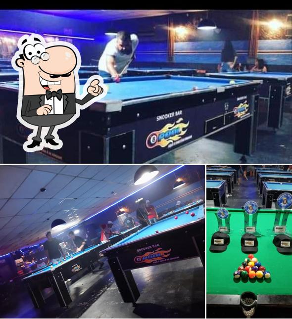 O interior do 8 Ball Snooker Bar