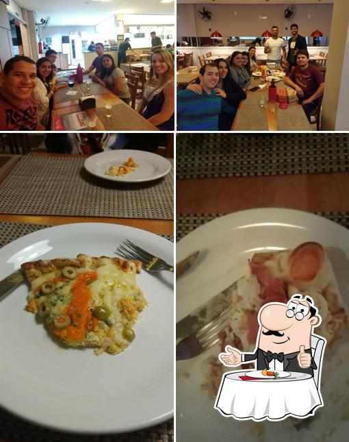 A imagem a Minas Pizzaria’s mesa de jantar e comida