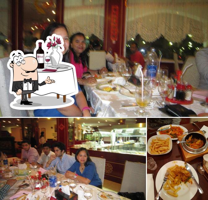 Royal Court Chinese Restaurant se distingue por su comedor y comida