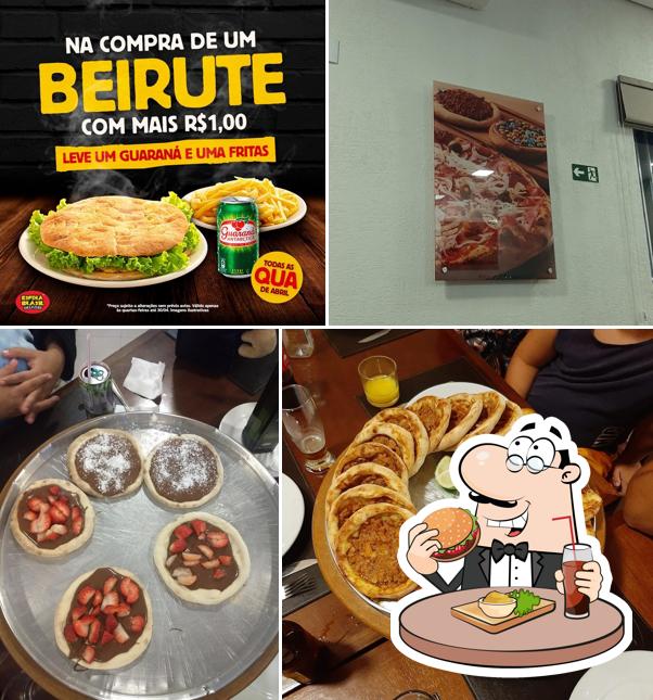 Delicie-se com um hambúrguer no Esfiha Brasil