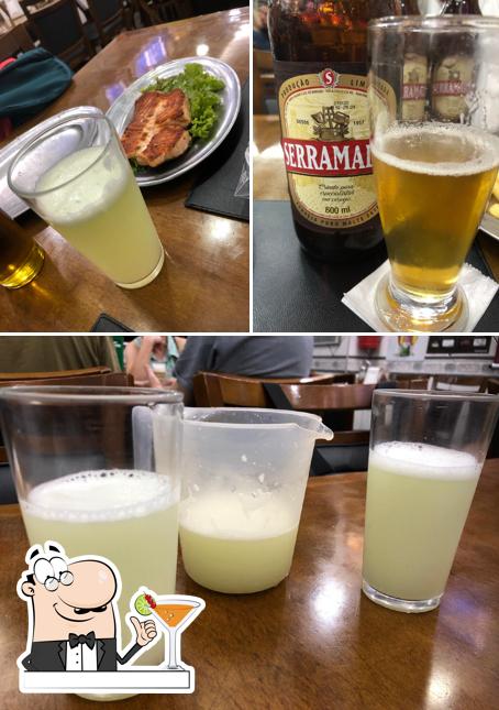 Tome uma bebida do menu
