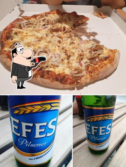 Las imágenes de bebida y pizza en Königspizza
