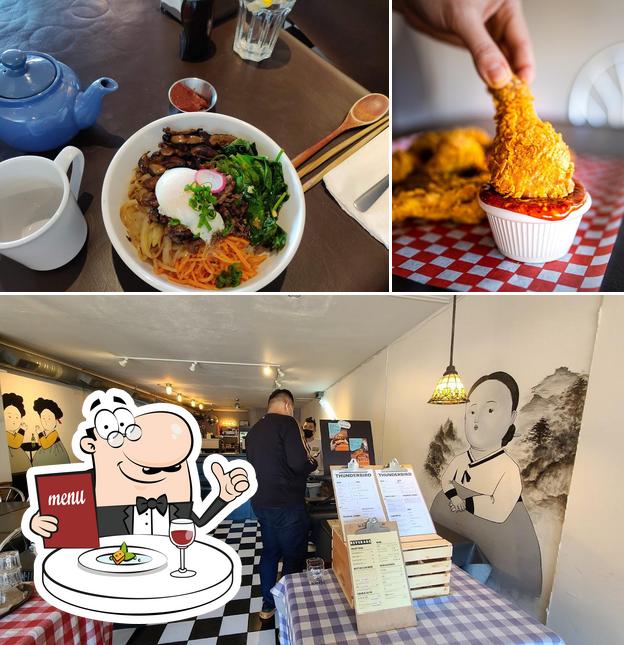 Помимо прочего, в Thunderbird Korean Fried Chicken on Cook st есть еда и внутреннее оформление