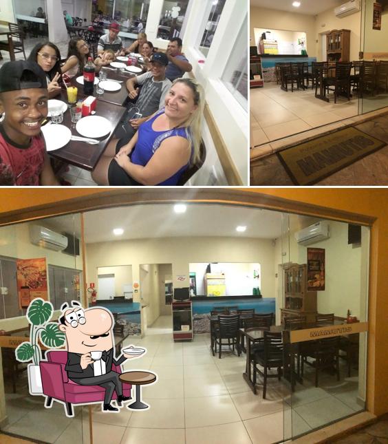 O interior do Mamutis - Pizzaria e Esfiharia