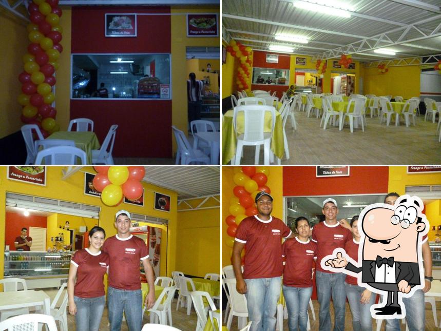 Sente em uma das mesas no Predileto's Burguer