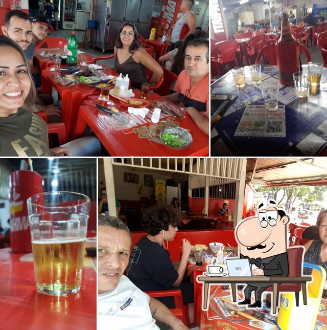 Sente em uma das mesas no Costelaria Alvorada