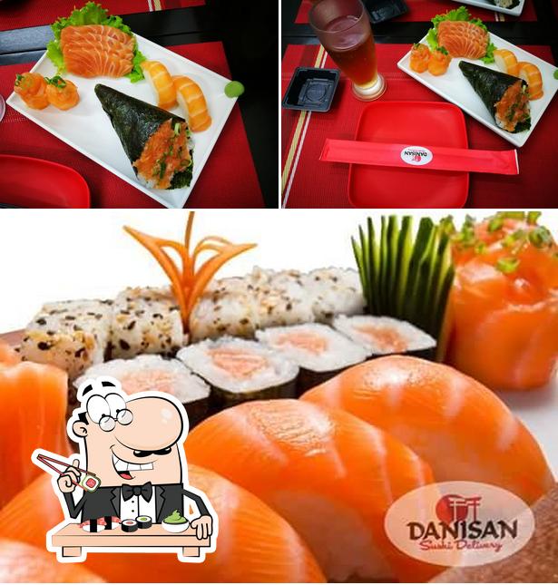 Rolos de sushi são servidos no Danisan Sushi Delivery Pindamonhangaba