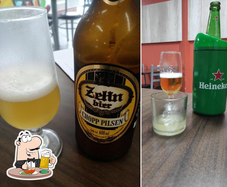 Desfute uma tulipa de cerveja leve ou escura