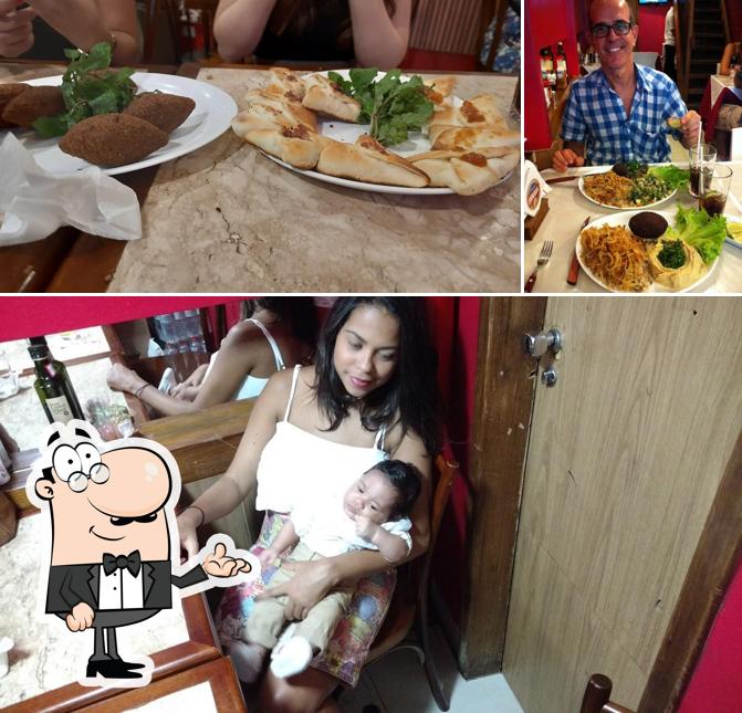 Sente em uma das mesas no Restaurante Faraj
