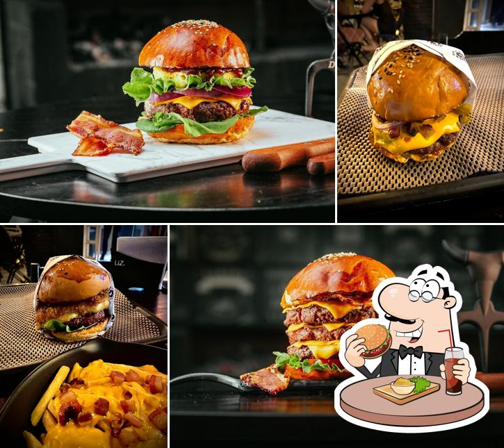 Deguste um dos hambúrgueres disponíveis no Grelhano Burger & Beef