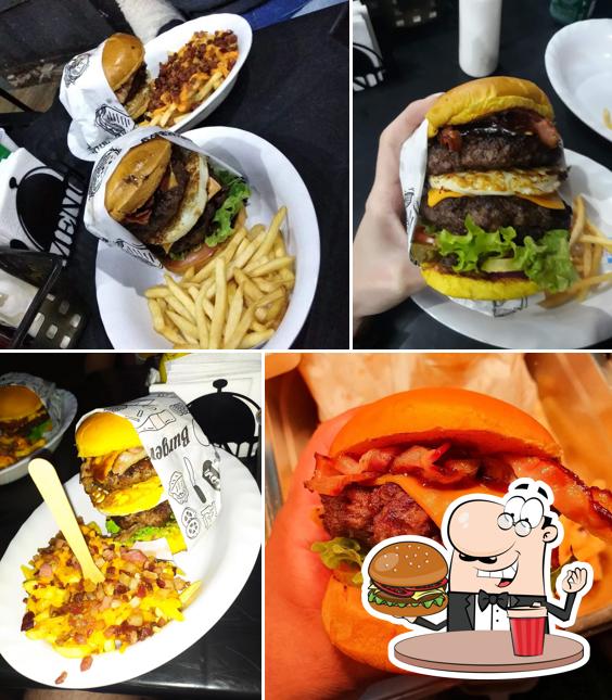 Peça um dos hambúrgueres disponíveis no Dragon Burguerr Hamburgueria e Food Truck