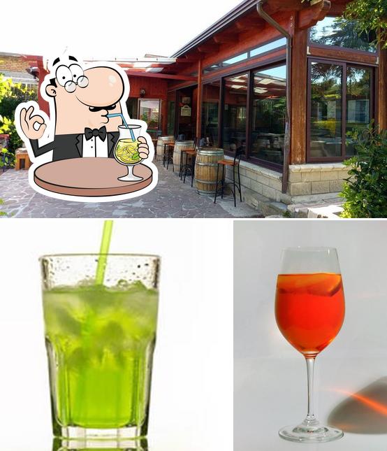 La bevanda e esterno del ristorante