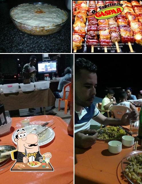 Entre diversos coisas, comida e mesa de jantar podem ser encontrados no Espeteria O Gaspar