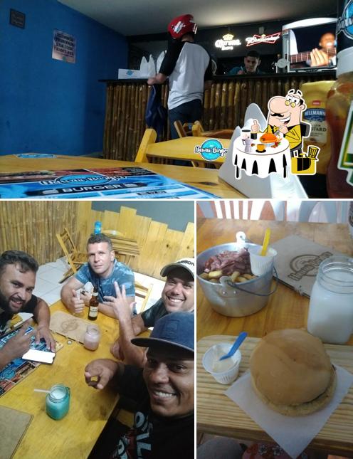 Confira a foto ilustrando comida e interior no Hawaii Burger