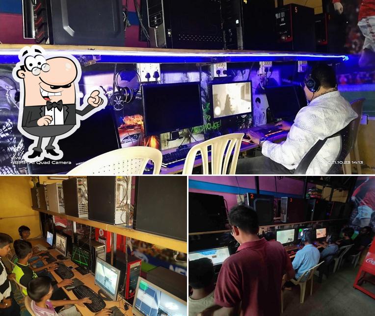 Take a seat at one of the tables at City Pride Net And Game Cafe - Best Net Cafe In SANGLI