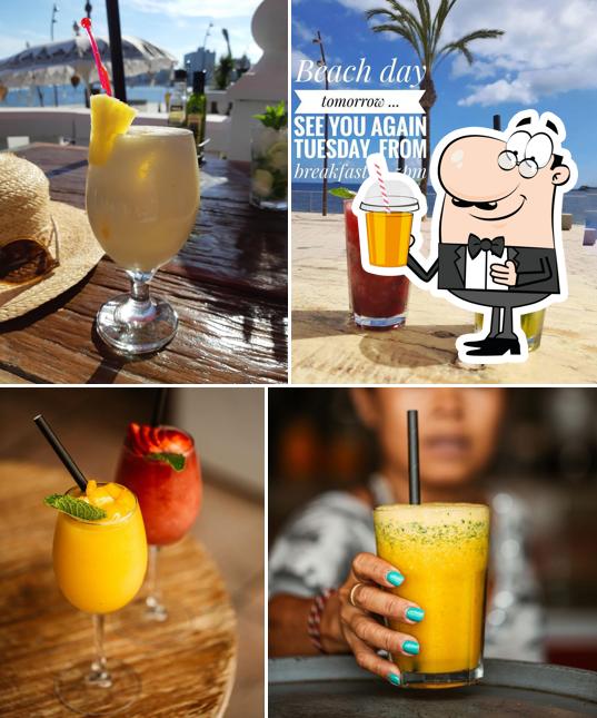 Disfrutra de una bebida en Little Ibiza Restaurant and Bar